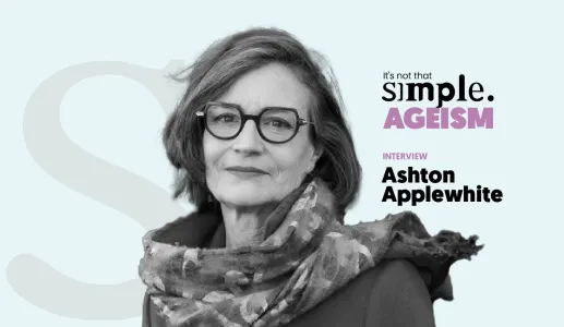 Retrato a preto e branco de Ashton Applewhite, sobre um fundo azul claro, com o texto "It's not that simple. Ageism. Interview."