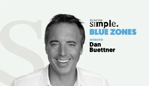 Retrato a preto e branco de Dan Buettner, com texto "BLUE ZONES" ao lado.