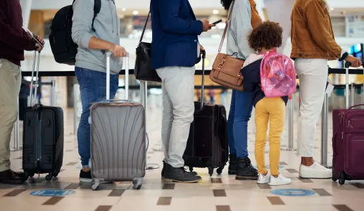 Imagem de pessoas na fila de um aeroporto. Crédito: Shutterstock