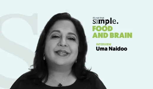 Retrato a preto e branco da psiquiatra nutricional Uma Naidoo sobre um fundo azul claro. Texto: "It's not that simple. Food and Brain. Interview".
