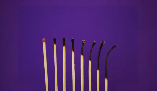 Imagem de vários fósforos queimados, numa alusão ao burnout. Crédito: Canva.