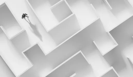 Imagem de um homem num labirinto. Crédito: Shutterstock