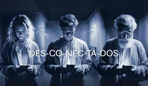 Imagem de três pessoas, de diferentes idades, a olhar para um smartphone.