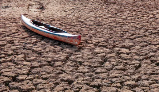 Imagem de uma canoa numa barragem seca, que ilustra o impacto da seca atual na barragem de Sau, na Catalunha. Créditos: shutterstock