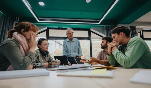 Imagem de estudantes do secundário com o seu professor. Crédito: Shutterstock.