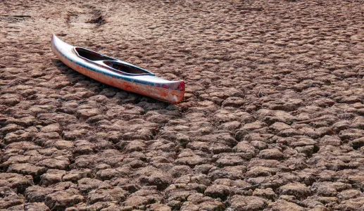 Imagem de uma canoa numa barragem seca, que ilustra o impacto da seca atual na barragem de Sau, na Catalunha. Créditos: shutterstock