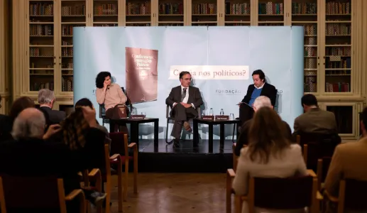 Imagem da apresentação do retrato «Confiança nas Instituições Políticas», com Ana Belchior, Tiago Fernandes e António Araújo