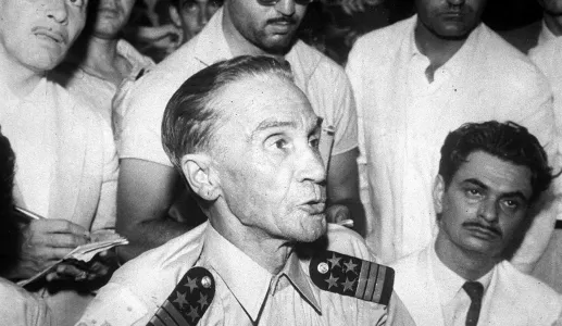 Imagem de Henrique Galvão, a falar, rodeado de jornalistas.