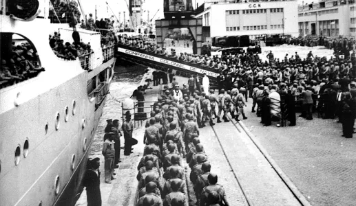 Imagem de soldados portugueses a embarcar num navio para Angola