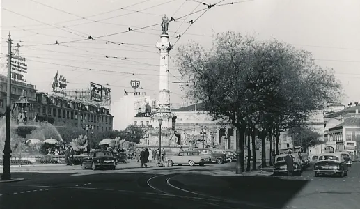 Imagem de carros e pessoas, na Praça do Rossio, em 1960