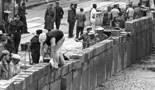 Imagem de trabalhadores a construir o muro de Berlim