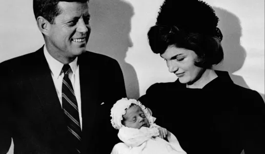 Imagem de John F. Kennedy com a mulher, Jacqueline Kennedy, que segura o filho nos braços