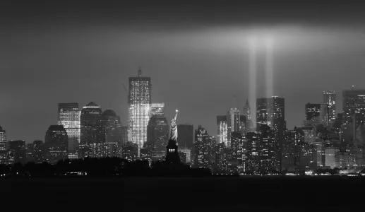Uma imagem de Nova Iorque, onde se assinalam com dois feixes de luz o local do ataque às torres gémeas, que fez três mil mortos.