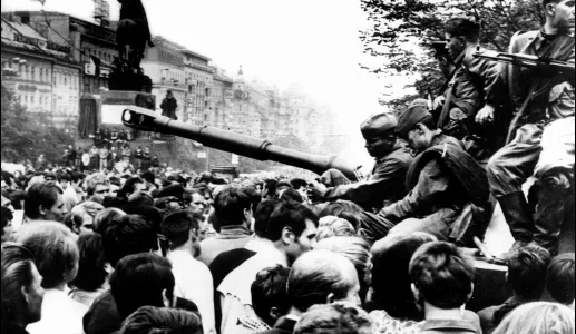 Imagem de população e soldados em Varsóvia.