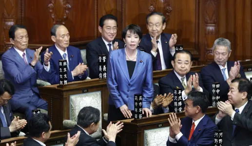 A nova primeira ministra do Japão, Sanae Takaichi, agradece a eleição durante uma sessão parlamentar extraordinária, em Tóquio. Crédito: FRANCK ROBICHON/Lusa