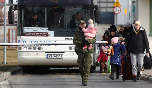 Imagem de um grupo de refugiados ucranianos, a maioria mulheres com crianças, a cruzar a fronteira com a Polónia. Crédito: Shutterstock