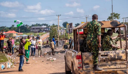 Imagem de uma rua da Nigéria marcada por protestos de jovens contra a brutalidade policial no país. Crédito: Shutterstock.