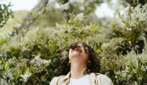 Imagem de uma mulher a rir. Crédito: Canva