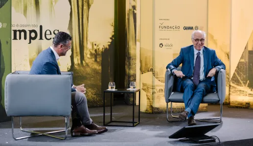 Imagem do jornalista Pedro Pinto e do biólogo Alfonso Martínez Arias durante a entrevista «Genética não é assim tão simples»