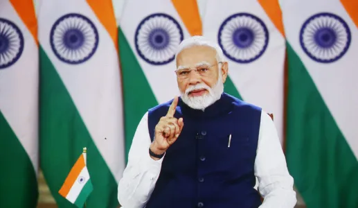 O primeiro-ministro da Índia Narendra Modi tendo como fundo um conjunto de bandeiras do país. Crédito: Shutterstock