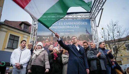 Fotografia de um homem, o político Péter Magyar, empunhando a bandeira da Hungria, num comício. Crédito: Péter Magyar (Página oficial do Facebook)