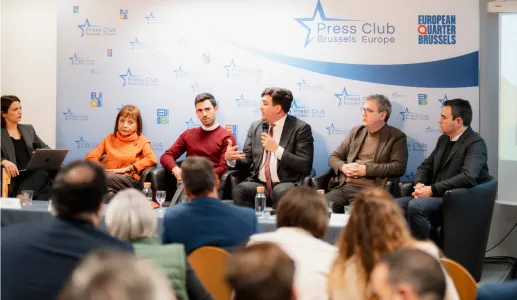 Uma plateia a ouvir, ao fundo, os autores do livro da Fundação «Trabalho Forçado», sentados, lado a lado.