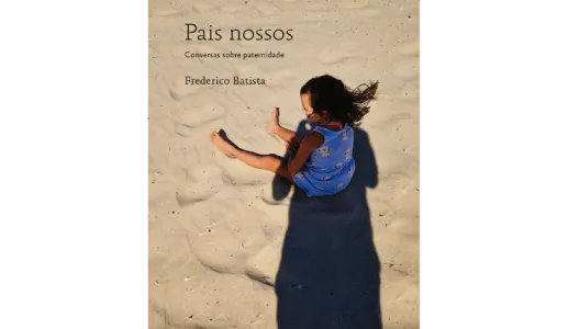 Capa do livro «Pais Nossos» com a sombra do pai sobre uma menina, sentada, a brincar na areia.