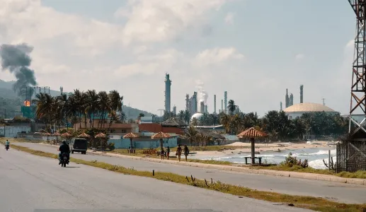 Uma praia em Puerto Cabello, na Venezuela, com a refinaria El Palito, ao fundo.