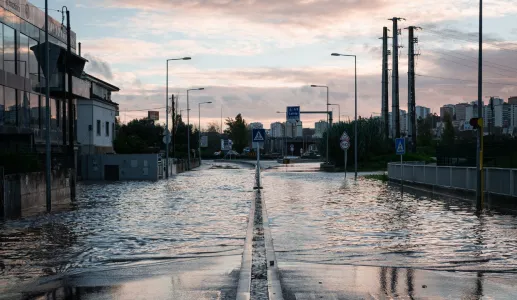 imagem de ruas alagadas em Portugal, tendo como pano de fundo um céu cinzento de tempestade. Crédito: Shutterstock