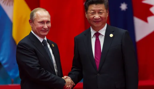 O presidente chinês Xi Jinping (à direita) dá as boas-vindas ao presidente russo Vladimir Putin (à esquerda) na cimeira do G20 em Hangzhou.