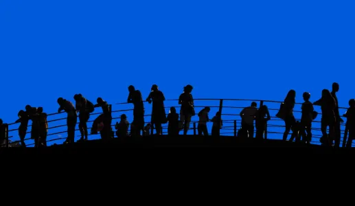 Imagem de um grupo de pessoas, vistas a contraluz, sob um fundo azul.