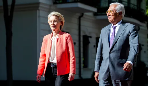 Ursula von der Leyen, presidente da Comissão Europeia, a andar, na rua, ao lado de António Costa, presidente do Conselho Europeu. Créditos: shutterstock