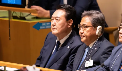 O antigo presidente da Coreia do Sul, Yoon Suk Yeol, a assistir a uma conferência.