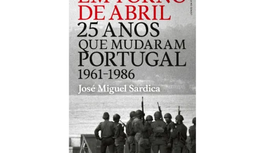 Capa do livro «Em Torno de Abril», com soldados em frente ao rio Tejo.