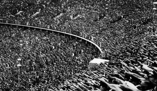 Um estádio cheio a fazer saudação nazi à chegada de Hitler aos jogos olímpicos
