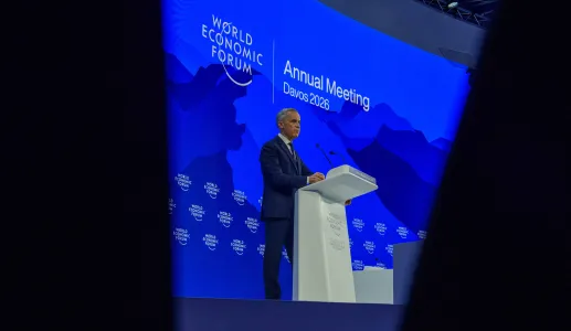 O primeiro-ministro canadiano Mark Carney a discursar, num púlpito, no Fórum Económico Mundial, em Davos.