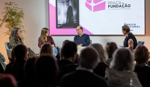 Quatro pessoas sentadas em palco a debater. Ao fundo, uma tela com a capa do livro da Fundação «Aquilo que Vi no Escuro, Histórias sobre a psicose».