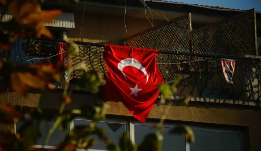 Uma bandeira da Turquia pendurada numa varanda.
