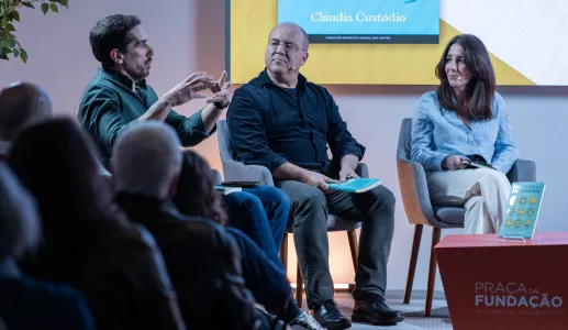 Uma plateia a assistir a um debate entre os humoristas Cláudio Almeida, Nuno Artur Silva e a economista Cláudia Custódio.
