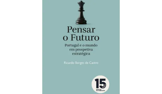 A capa de um livro da Fundação. Uma peça de xadrez ao centro. Texto em destaque: "Pensar o Futuro".