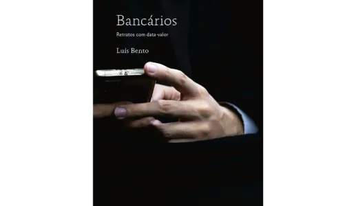 Capa do livro «Bancários, retratos com data-valor»: um homem, de fato, a mexer num telemóvel.