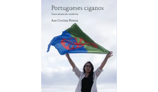 A capa de um livro da Fundação com uma senhora a levantar uma bandeira da comunidade cigana.