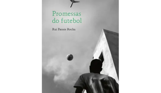 Capa do livro «Promessas do futebol»: jovem observa uma bola no ar, com um avião e um edifício ao fundo.