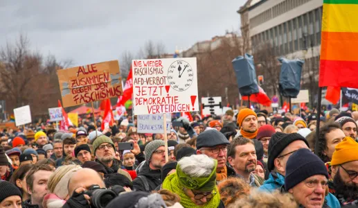 Imagem de uma manifestação contra o fascismo na Alemanha, que reuniu milhares de pessoas em fevereiro de 2025. Crédito: Shutterstock