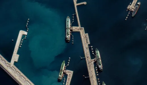 Imagem aérea de barcos e água, no porto de carga de Doha, Qatar.