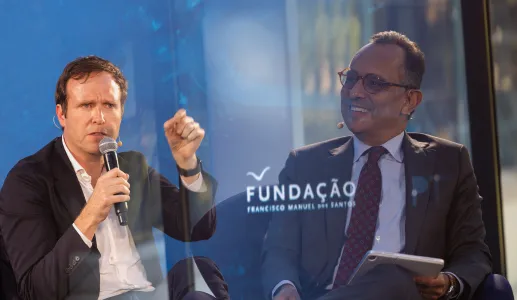 Imagem de duas fotografias sobrepostas: do lado direito o entrevistador, do lado esquerdo, o entrevistado. Ao centro, o logotipo da Fundação.