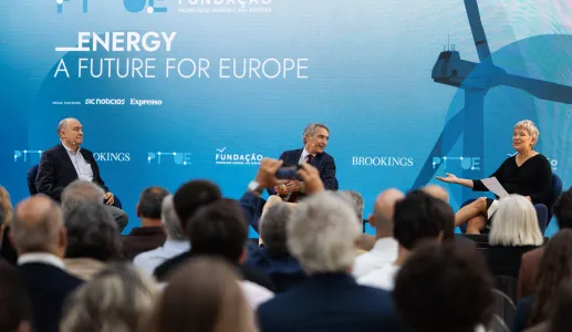 Três pessoas sentadas no palco. Uma plateia a assistir. Texto "Energy, a future for Europe".