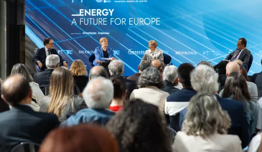 Dois homens e duas mulheres sentados num palco. Várias cabeças de pessoas a assistir. Texto "Energy: a future for Europe".