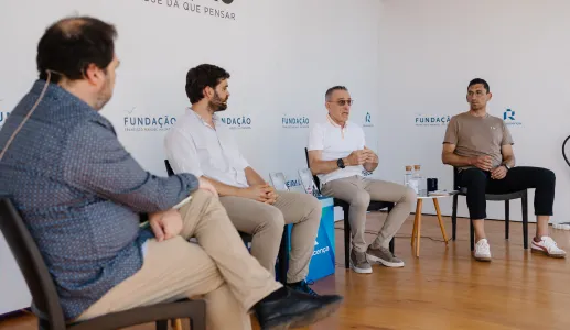 Quatro homens sentados num palco, em cadeiras pretas, entre eles o ex-selecionador e treinador Paulo Bento.