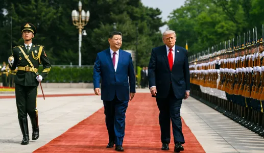 Donald Trump e Xi Jinping lado a lado, a andar sobre uma passadeira vermelha, na cerimónia de boas-vindas do presidente americano à China.